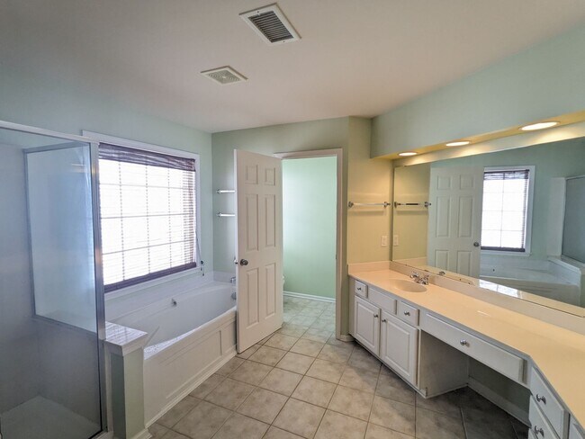 Building Photo - Spacious 5-Bedroom, 3-Bath Home with Excep...