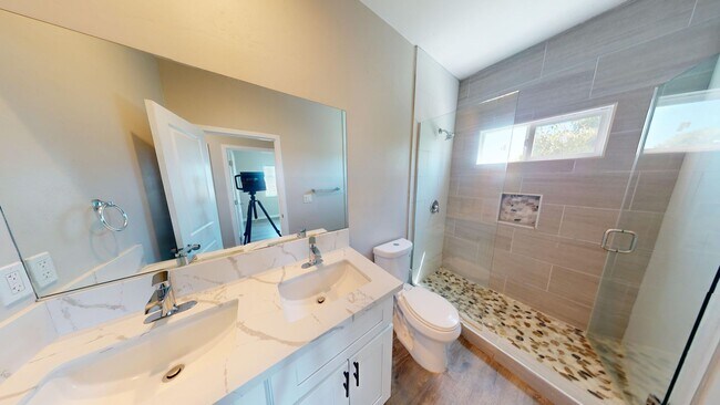 Building Photo - 4BD/2BA on 63rd!