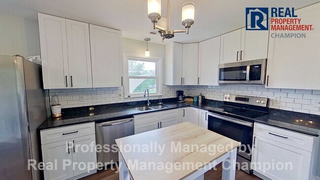 Building Photo - Furnished and Updated 4 BD/2.5 BA Home wit...