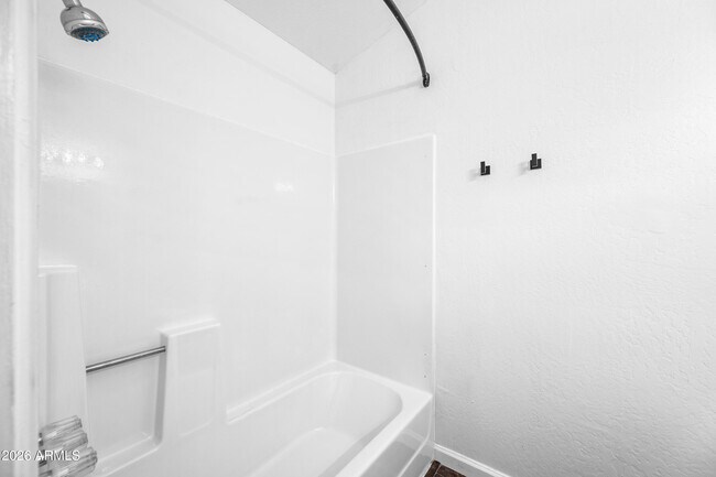 Building Photo - 5146 E Oak St