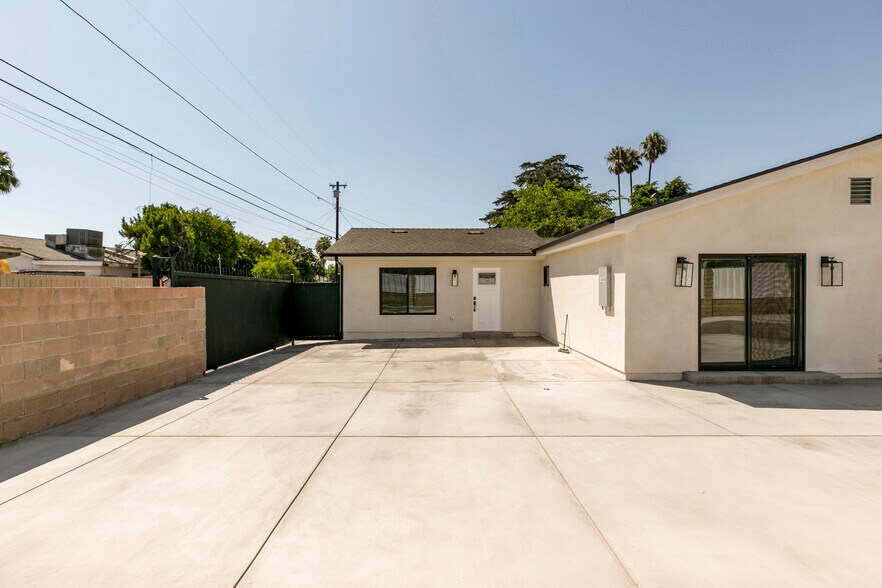 Building Photo - 10446 Woodley Ave