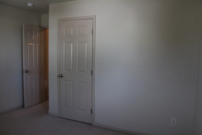 Building Photo - 460 Yarrow Cir