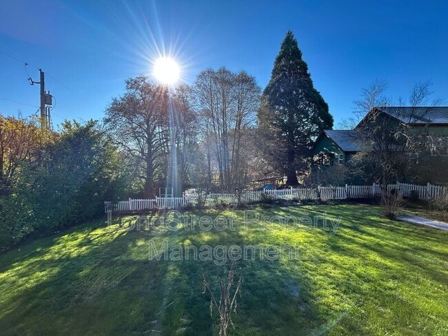 Building Photo - 852 Marilyn Dr