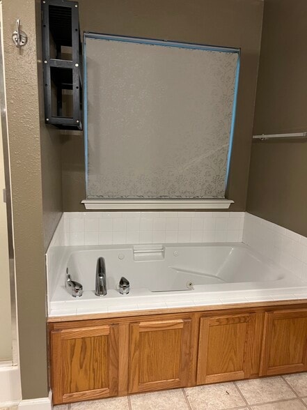 Master bathroom (upstairs) - 4701 Rainbow Trout Dr