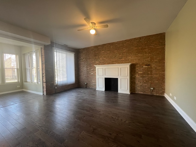 Building Photo - 5721 S Prairie Ave
