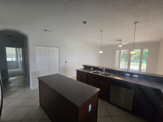 Building Photo - Bright + Spacious Home for Rent in West La...