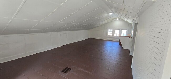 Building Photo - West End Home offering 3 Bedrooms, 1 bath!