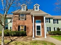 Building Photo - Updated Townhome!