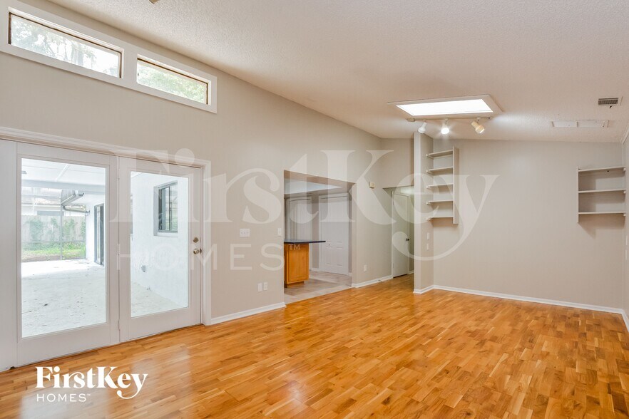 Building Photo - 111 Slade Dr