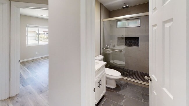 Building Photo - 4BD/2BA, Quick Walk to Campus!