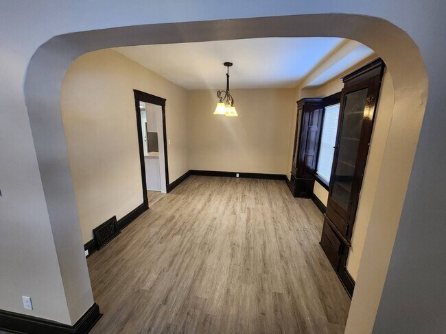 Building Photo - Charming 4-Bedroom Property in Prime Location