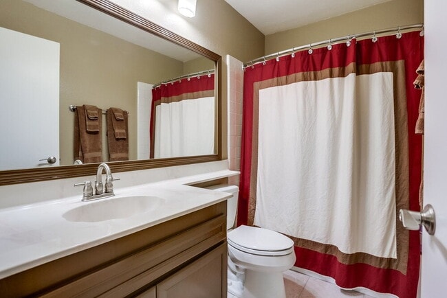 Building Photo - Welcome to this beautiful 1,042 sq. ft. condo offering modern comfort in a prime location!