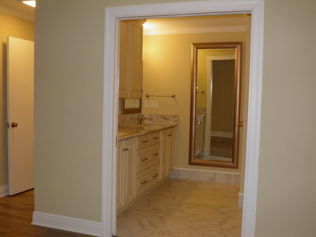 Building Photo - 240 Yacht Club Dr NE