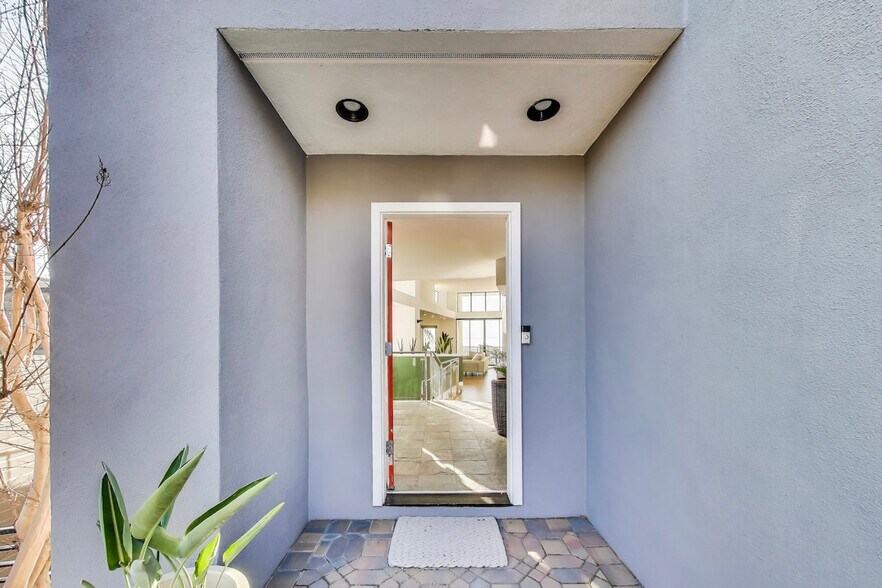 Building Photo - 660 Hiller Dr