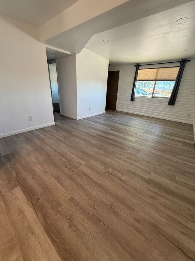 Building Photo - House For Rent