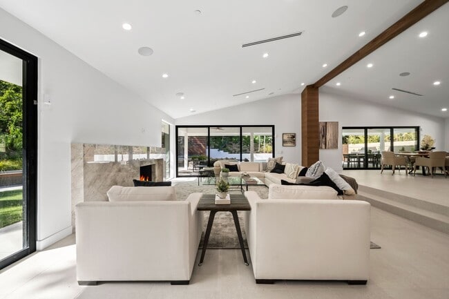 Building Photo - 16105 Clear Oak Dr