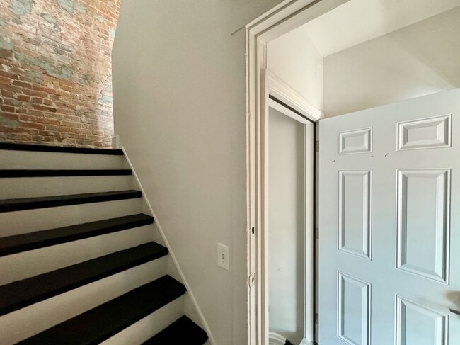 Building Photo - 2233 Victor St