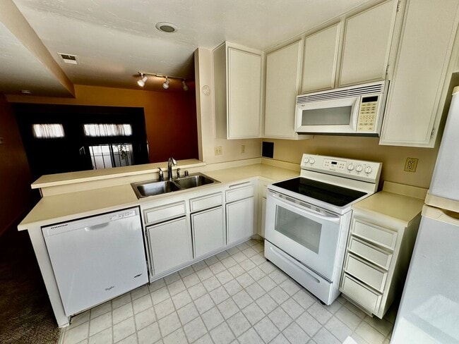 Building Photo - Spacious La Jolla 2BR/1.5BA Townhouse with Garage Parking