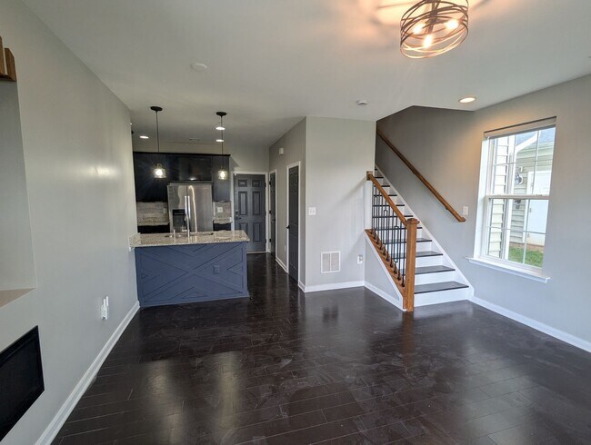 Building Photo - Two Level END UNIT condo in East of Market...