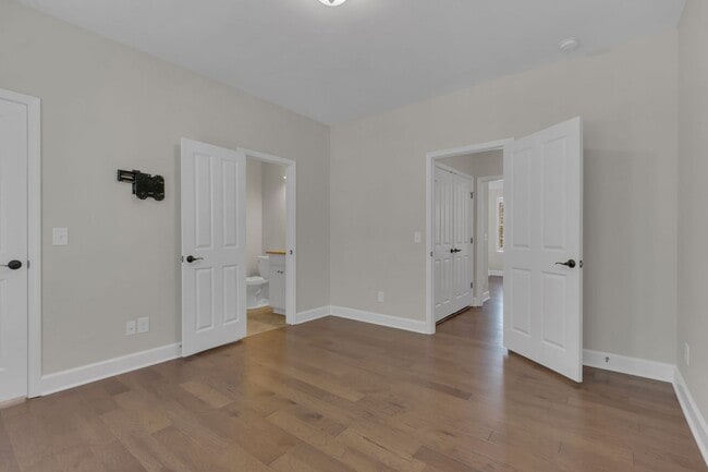Building Photo - Charming Townhome in the Heart of Berry Fa...