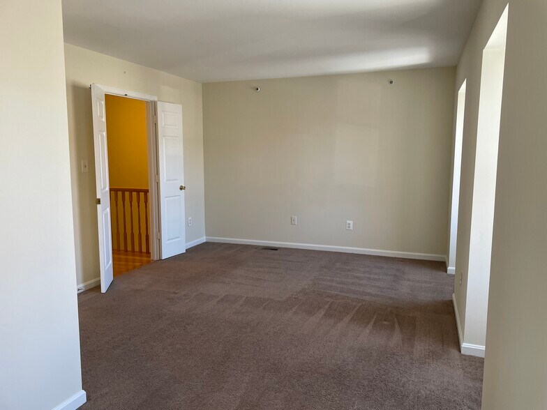 Building Photo - 203A Locust St SE