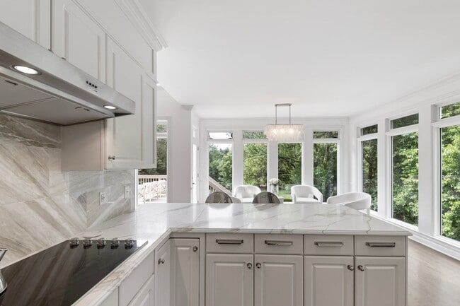Building Photo - Luxury Furnished Home
