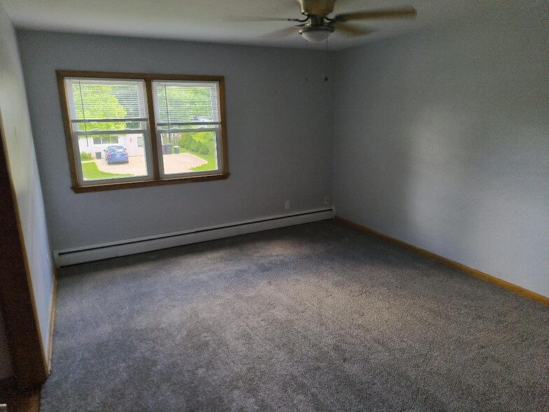 Large Bed Room - 4311 S 46th St