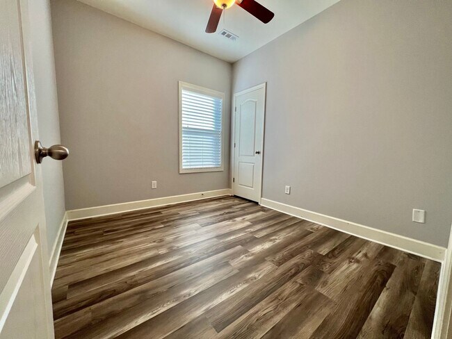 Building Photo - Single Level 3 Bed, 2 Bath Home with 2 Car Garage & Fenced Backyard