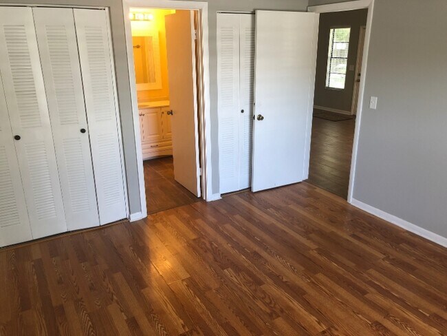 Building Photo - 10101 Lake Oak Cir