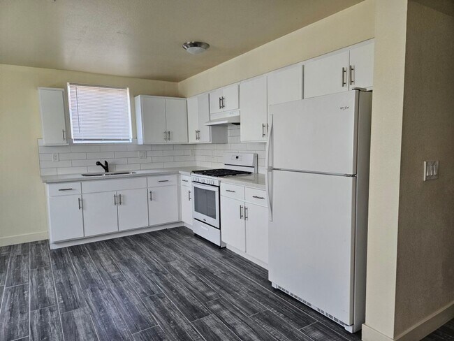Building Photo - All Bed& Bath at 1st ,2 car Assigned Parking Space at back with access alley,tile &laminate floor...