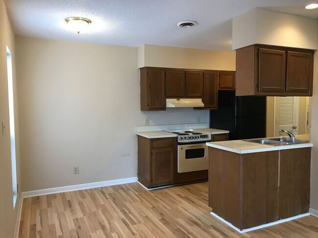Building Photo - Quiet 2 story condo super close to the beach!