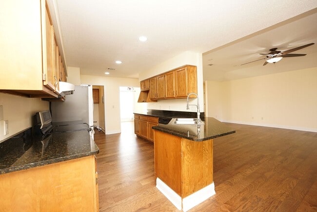 Building Photo - Shalimar Location