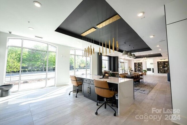 Building Photo - 425 W Trade St