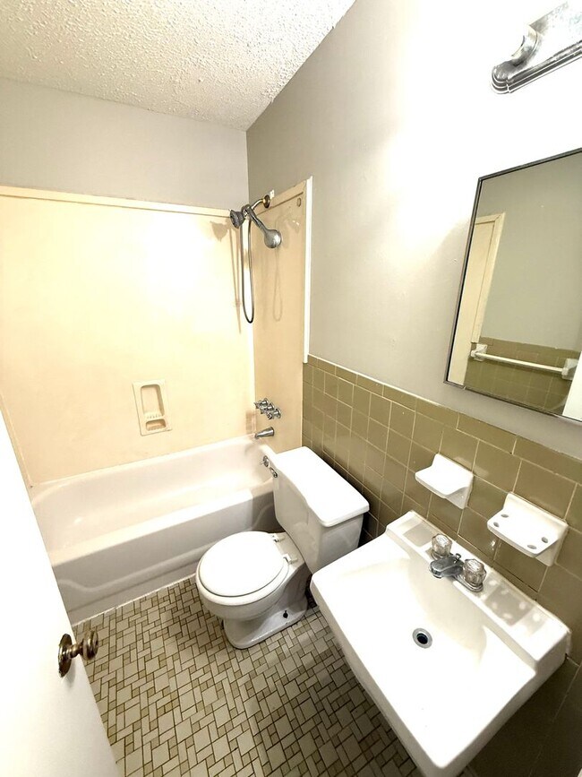 Building Photo - ** 4 Bed 1.5 Bath located by lagoon park ** Call 334-366-9198 for a self tour