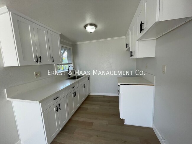 Building Photo - Wonderful 1 Bedroom Apartment Just Blocks ...