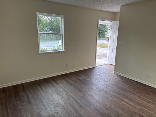 Building Photo - 3873 Fairmont Ave