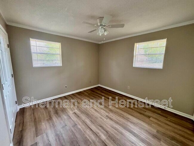 Building Photo - 336 Deerwood Ct