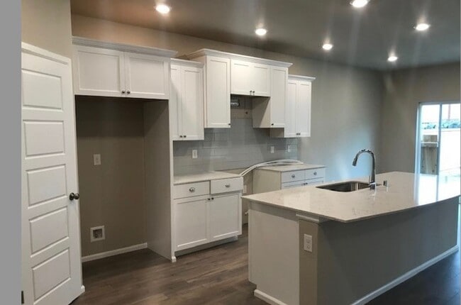 Building Photo - Beautiful, almost new Home Marysville!