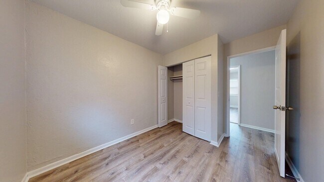 Building Photo - Elyria - updated 3 bed/1 bath townhouses for rent!