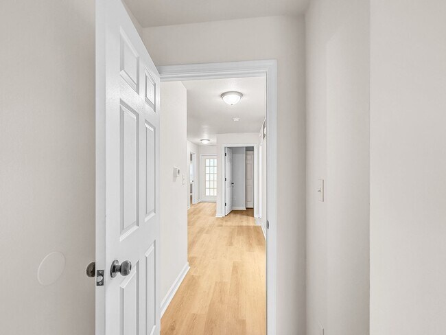 Building Photo - Minutes to Downtown********** Rent $1525/m...