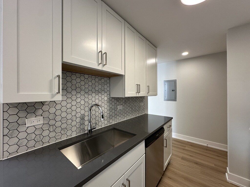 Building Photo - 535 W Aldine Ave