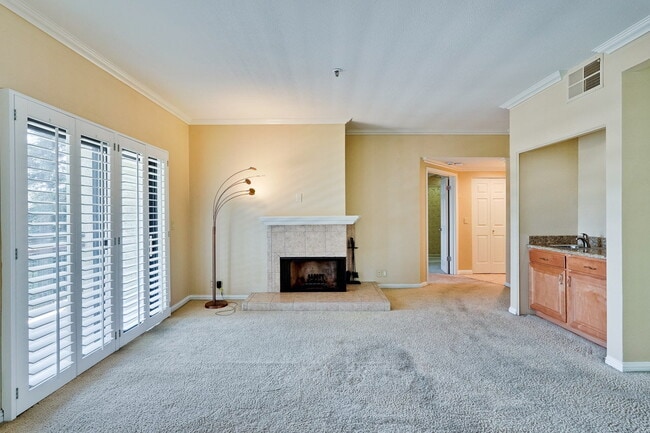 Building Photo - Large, Comfy 2BR, 2BA Condo with Convenient Location