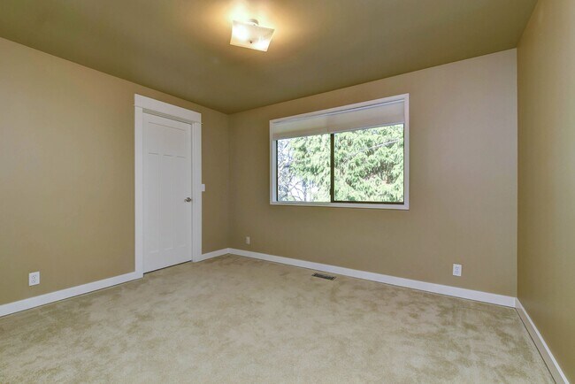 Building Photo - 5180 Highland Dr