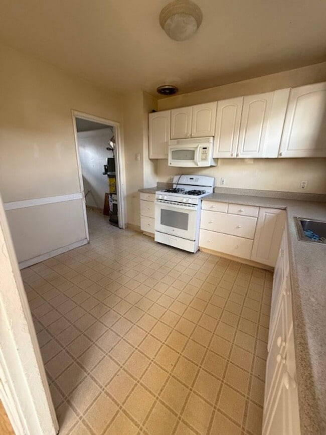 Building Photo - 5925-5933 San Diego St.