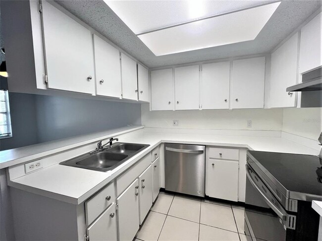 Building Photo - 3153 Bloomingdale Villas Ct