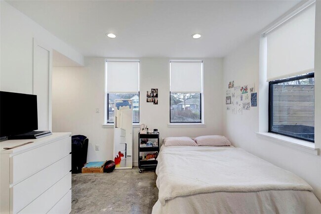 Building Photo - 6161 Culberson St