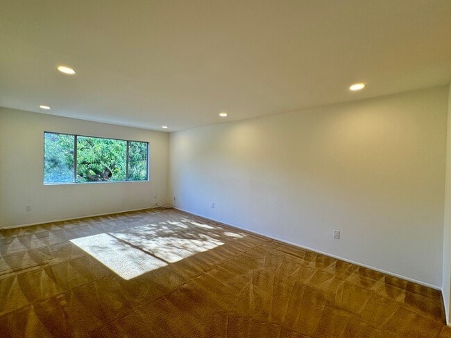 Building Photo - Large 2 bed 2 bath