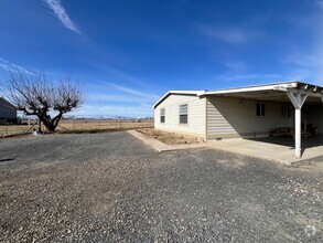 Building Photo - Cozy Country Living!