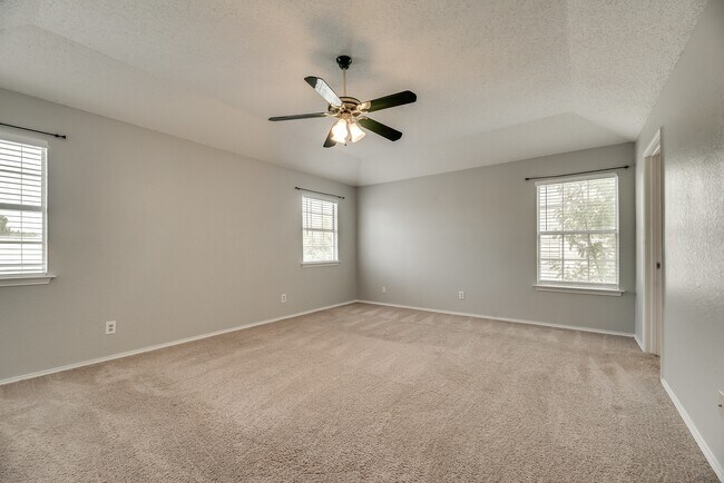 Building Photo - 4/2/2 in well established neighborhood