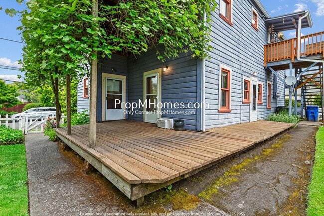 Building Photo - 1102 SE Umatilla St